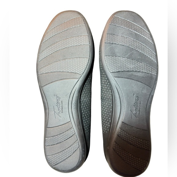 Trotters Darcey Nubuck Perforated Flats 7W - Picture 5 of 9